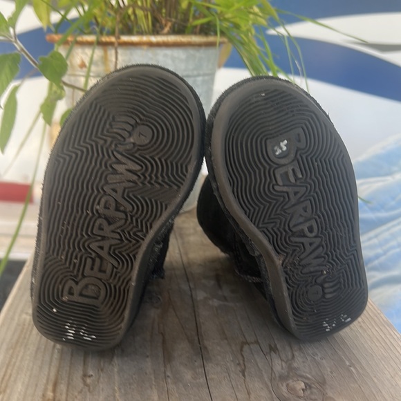 BearPaw genuine shearling boots So darn cute! Good rubber tread toddler sz 7 - Picture 5 of 6